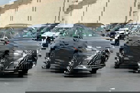 Certified 2025 Lexus ES 300h w/ Luxury Package image 5