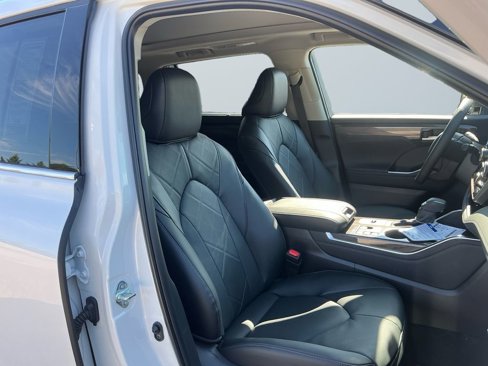 New 2025 Toyota Highlander Platinum image 15