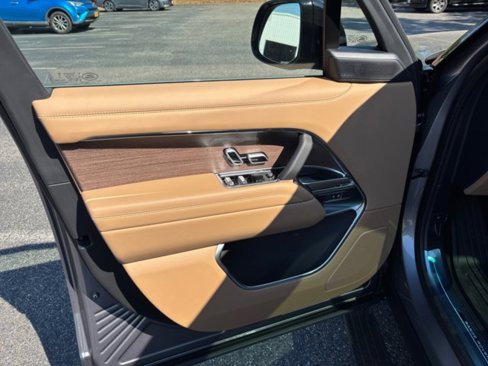 New 2025 Land Rover Range Rover Long Wheelbase SE image 21
