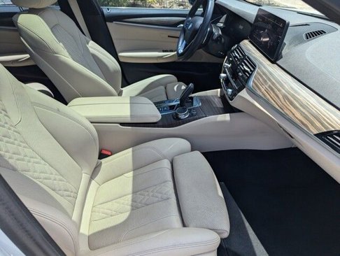 Used 2023 BMW 530e w/ Convenience Package image 30