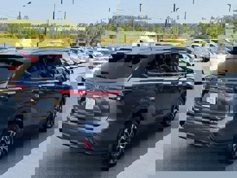 Used 2022 Toyota Highlander XLE image 6