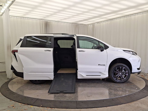 Used 2025 Toyota Sienna XSE image 32