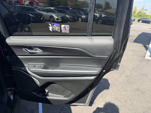 Used 2021 Jeep Grand Cherokee L Laredo image 16