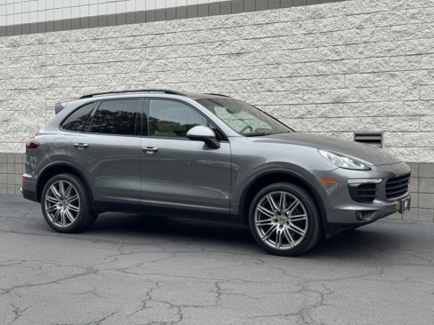 Used 2018 Porsche Cayenne w/ Premium Package image 4