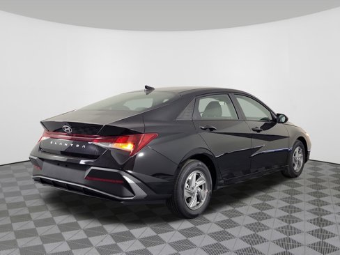 New 2025 Hyundai Elantra SE image 3