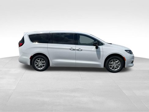 New 2026 Chrysler Voyager LX image 2