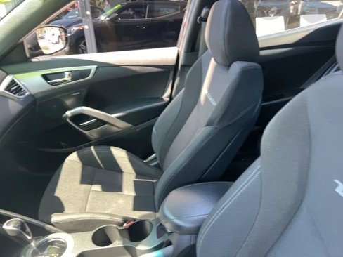 Used 2017 Hyundai Veloster Value Edition image 40