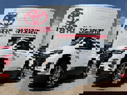 Used 2023 Chevrolet Traverse LT image 2