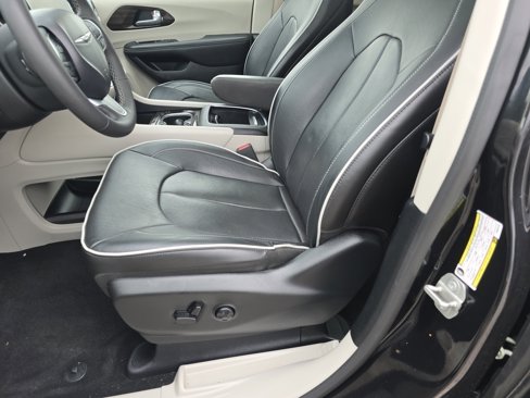 Used 2023 Chrysler Pacifica Limited image 34