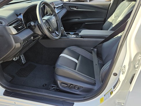 Used 2025 Toyota Camry SE image 12