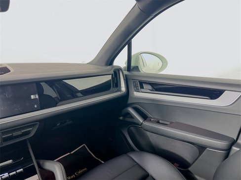 Used 2025 Porsche Cayenne image 26