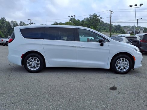 New 2026 Chrysler Pacifica Select image 3
