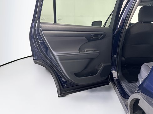 Used 2025 Toyota Highlander LE image 27