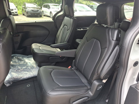 New 2026 Chrysler Pacifica Select image 7