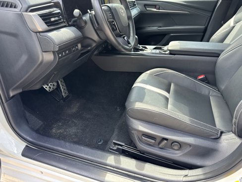 Used 2025 Toyota Camry SE image 9