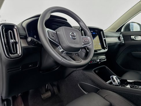Used 2025 Volvo XC40 B5 Plus image 21