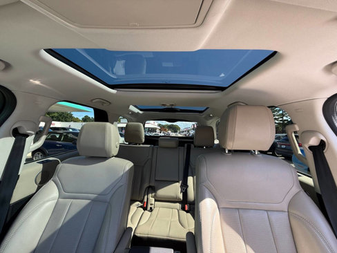 Used 2020 Land Rover Discovery SE image 10