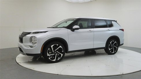 Used 2024 Mitsubishi Outlander SE image 3