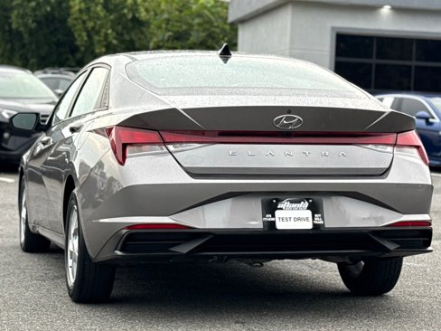 Used 2021 Hyundai Elantra SE image 3