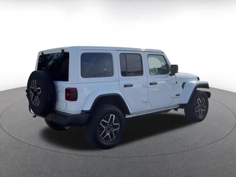 Used 2025 Jeep Wrangler Sahara image 10