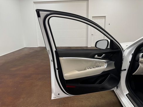 Used 2025 Genesis G70 2.5T image 58