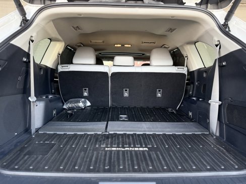 Used 2024 Toyota Highlander Limited image 18