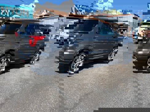 Used 2018 Ford Explorer XLT w/ Equipment Group 202A image 4