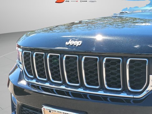 Used 2025 Jeep Grand Cherokee Laredo w/ Luxury Tech Group I image 6