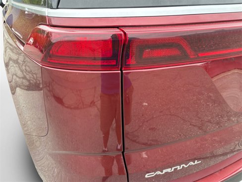 Used 2024 Kia Carnival EX image 21