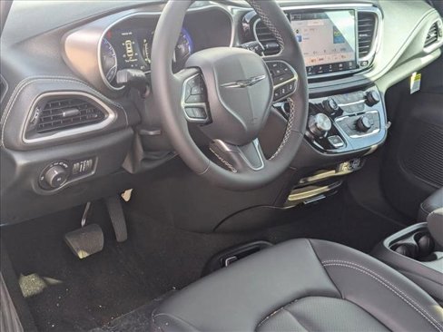 New 2025 Chrysler Pacifica Select image 3