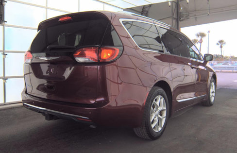 Used 2017 Chrysler Pacifica Touring-L Plus w/ Tire & Wheel Group image 4