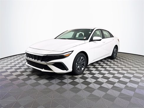 Used 2024 Hyundai Elantra SEL image 45