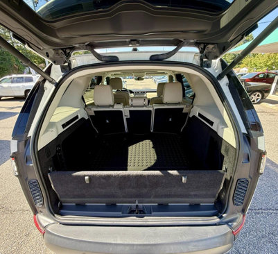 Used 2020 Land Rover Discovery SE image 14