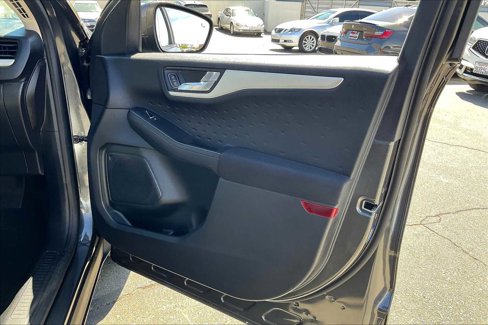 Used 2020 Ford Escape SE image 25