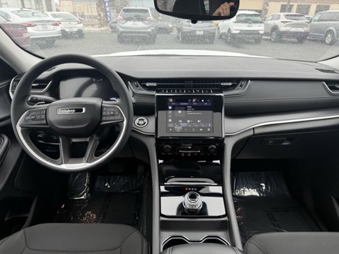 Used 2023 Jeep Grand Cherokee Laredo X image 15