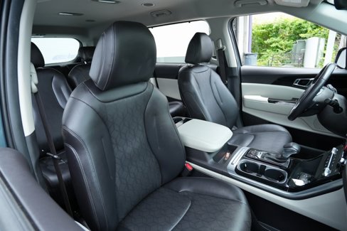 Used 2024 Kia Carnival EX image 24