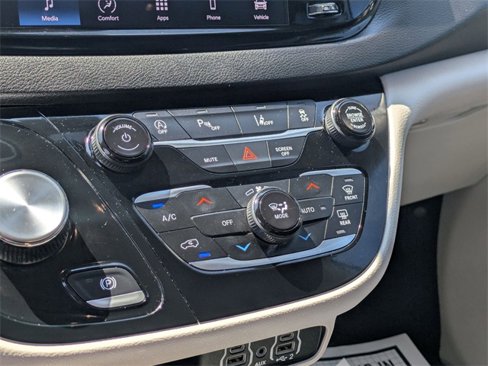 Used 2024 Chrysler Pacifica Touring-L image 20