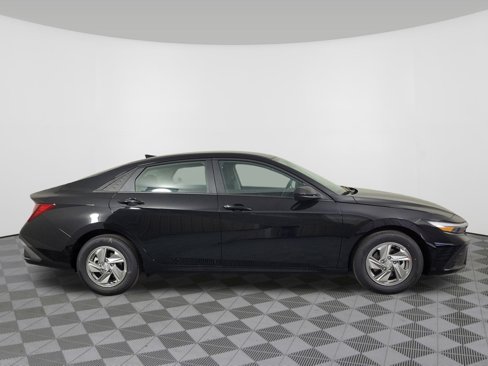 New 2025 Hyundai Elantra SE image 2