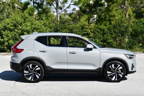 Used 2024 Volvo XC40 B5 Plus image 7