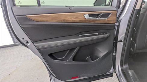 Used 2025 Volkswagen Atlas SE image 15