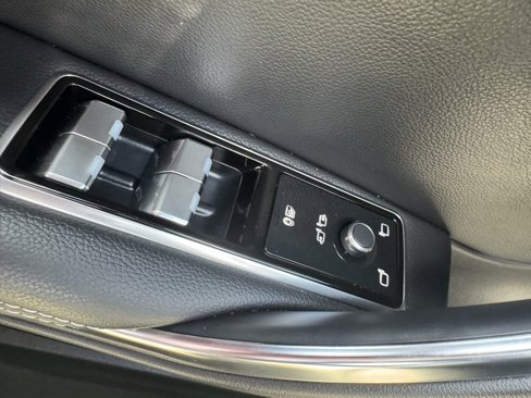 Used 2024 Jaguar XF R-Dynamic SE image 25