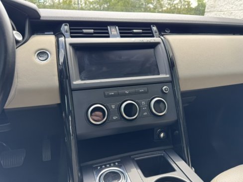 Used 2019 Land Rover Discovery SE image 26