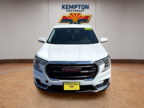 Used 2024 GMC Terrain SLE image 1