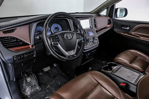 Used 2020 Toyota Sienna Limited Premium image 2