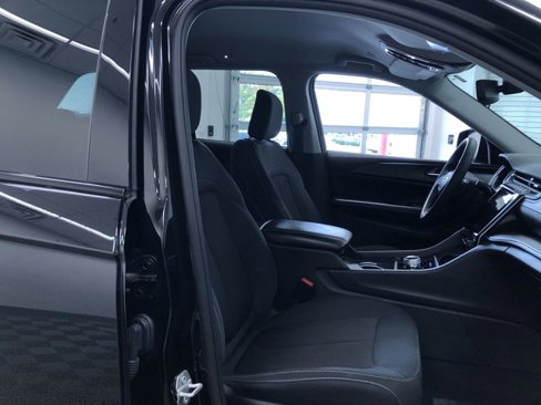 Used 2023 Jeep Grand Cherokee Laredo image 23