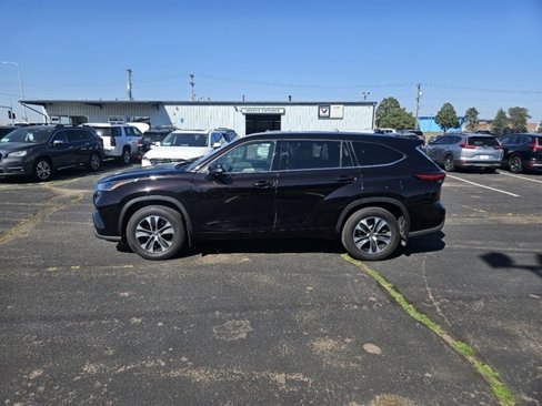 Used 2021 Toyota Highlander XLE image 2