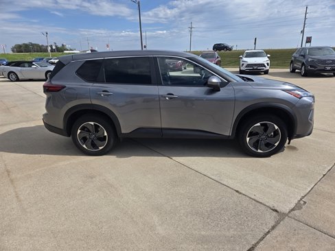 Used 2024 Nissan Rogue SV image 2