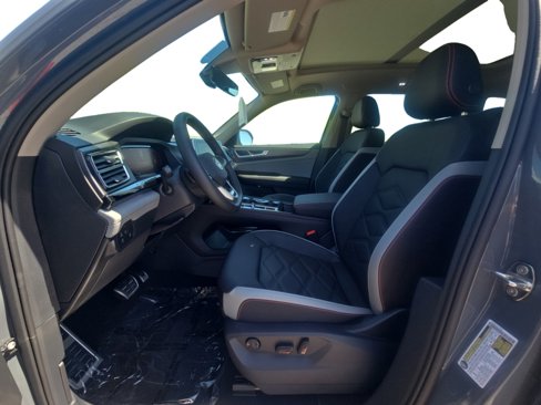 New 2025 Volkswagen Atlas Peak Edition SE image 2
