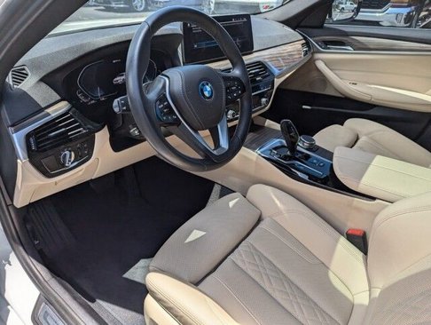 Used 2023 BMW 530e w/ Convenience Package image 11