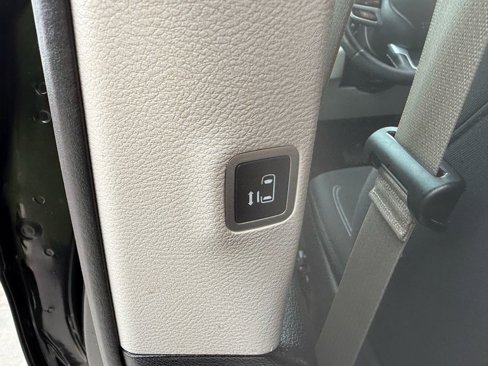 Used 2022 Chrysler Voyager LX image 15
